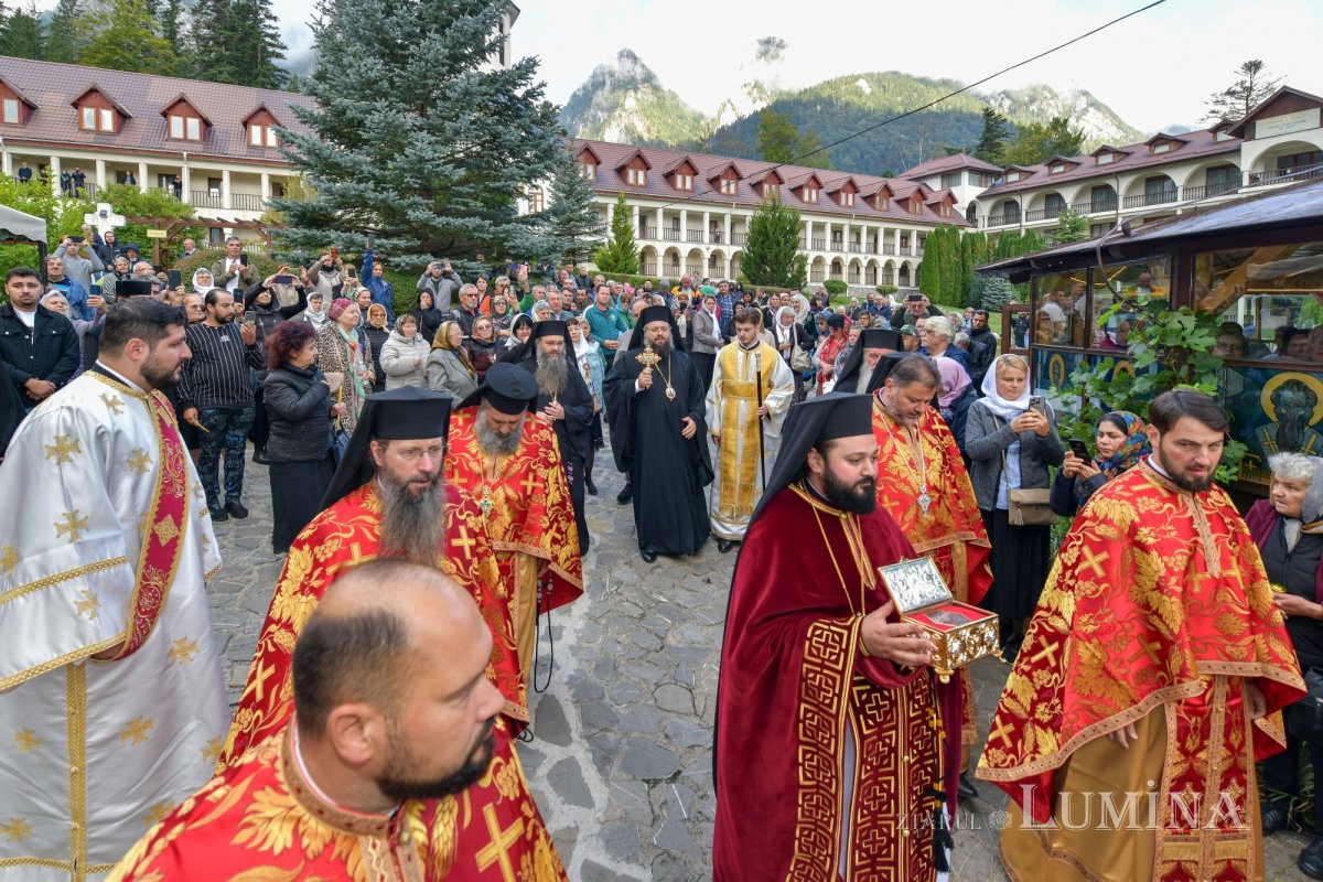 Noile lucrări de la Mănăstirea Caraiman au primit veșmântul harului 341583