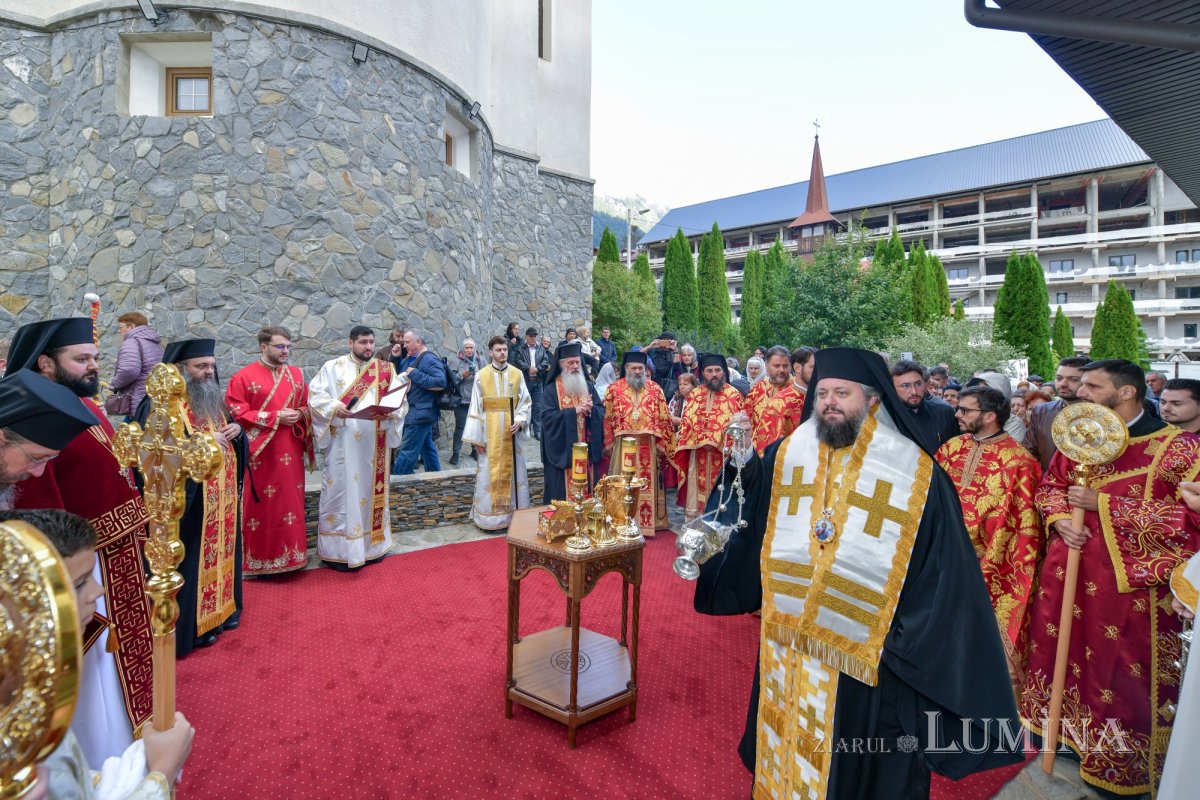 Noile lucrări de la Mănăstirea Caraiman au primit veșmântul harului 341585