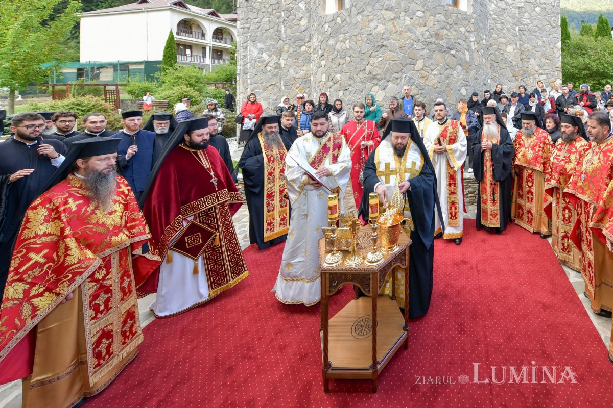 Noile lucrări de la Mănăstirea Caraiman au primit veșmântul harului 341590