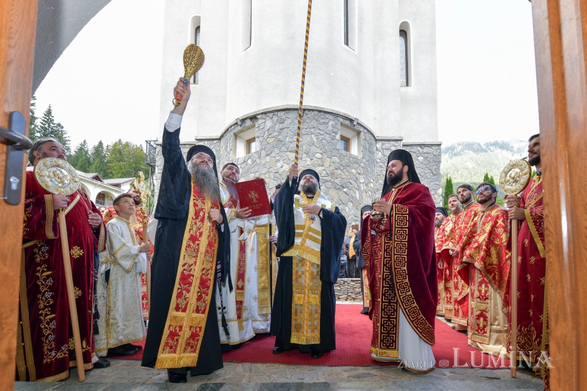 Noile lucrări de la Mănăstirea Caraiman au primit veșmântul harului 341591