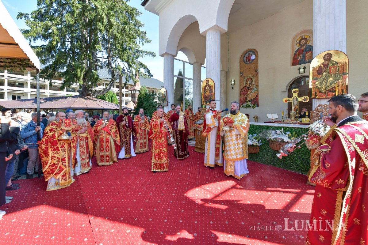 Noile lucrări de la Mănăstirea Caraiman au primit veșmântul harului 341608