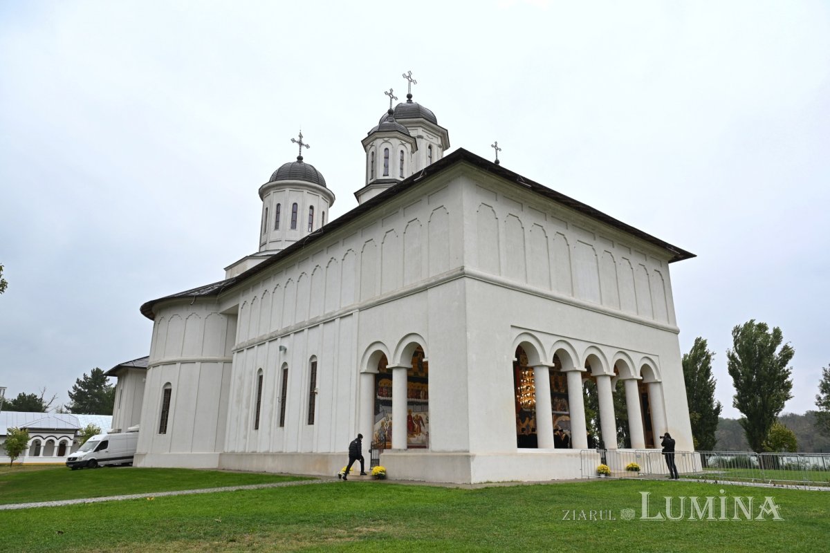 Primirea cinstitelor moaște ale Sfântului Preot Dumitru Stăniloae la Mănăstirea Cernica 343361