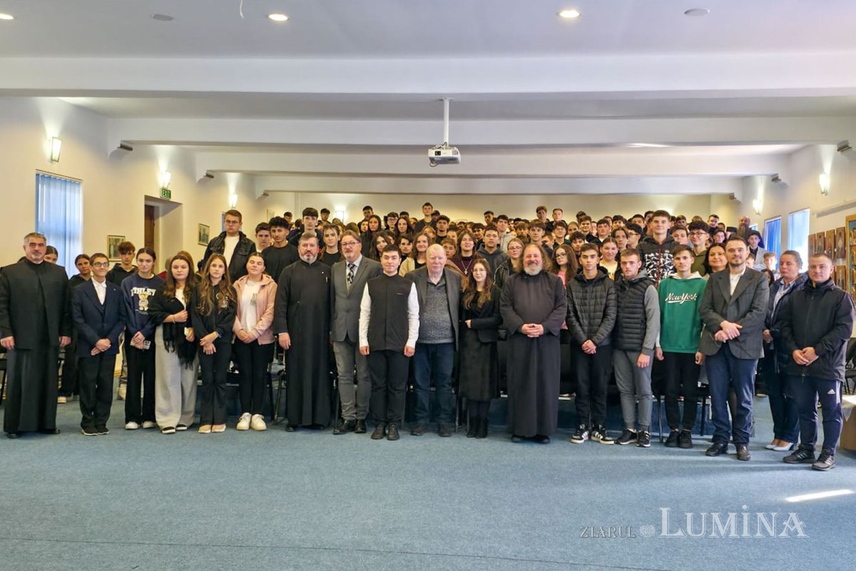 Nepotul Sfântului Dumitru Stăniloae, întâlnire cu seminariștii de la Neamț    344097