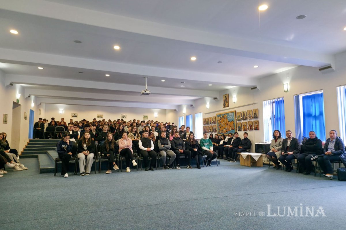 Nepotul Sfântului Dumitru Stăniloae, întâlnire cu seminariștii de la Neamț    344098