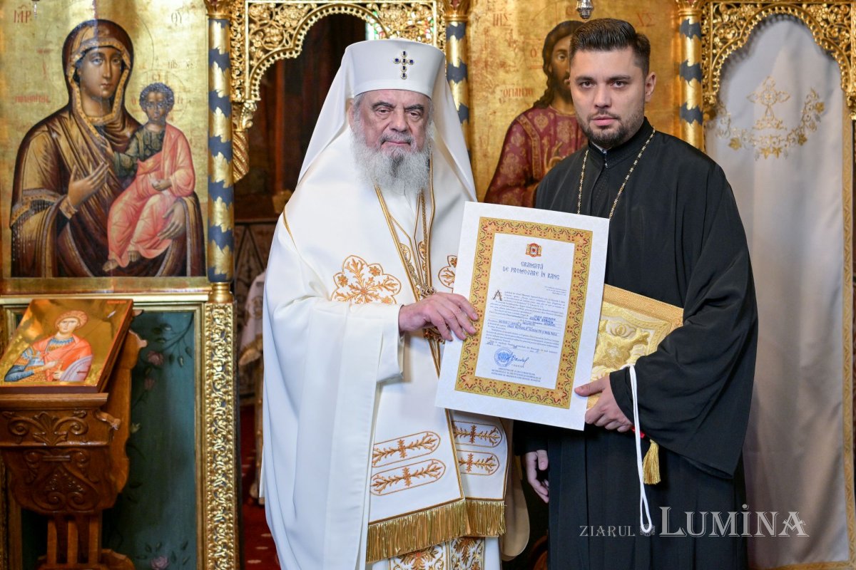 Promovări în rang pentru ostenitori din Administrația bisericească 344975