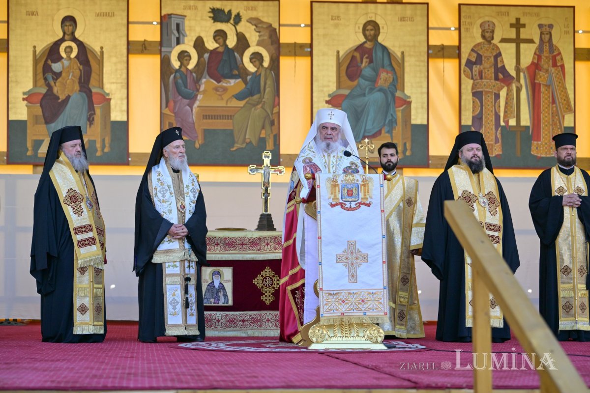 Îmbrățișarea sfinților pe Dealul Patriarhiei 345516