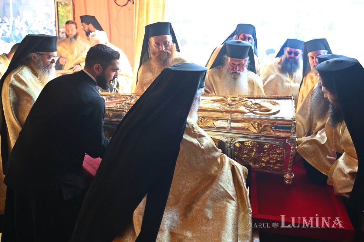 Îmbrățișarea sfinților pe Dealul Patriarhiei 345544