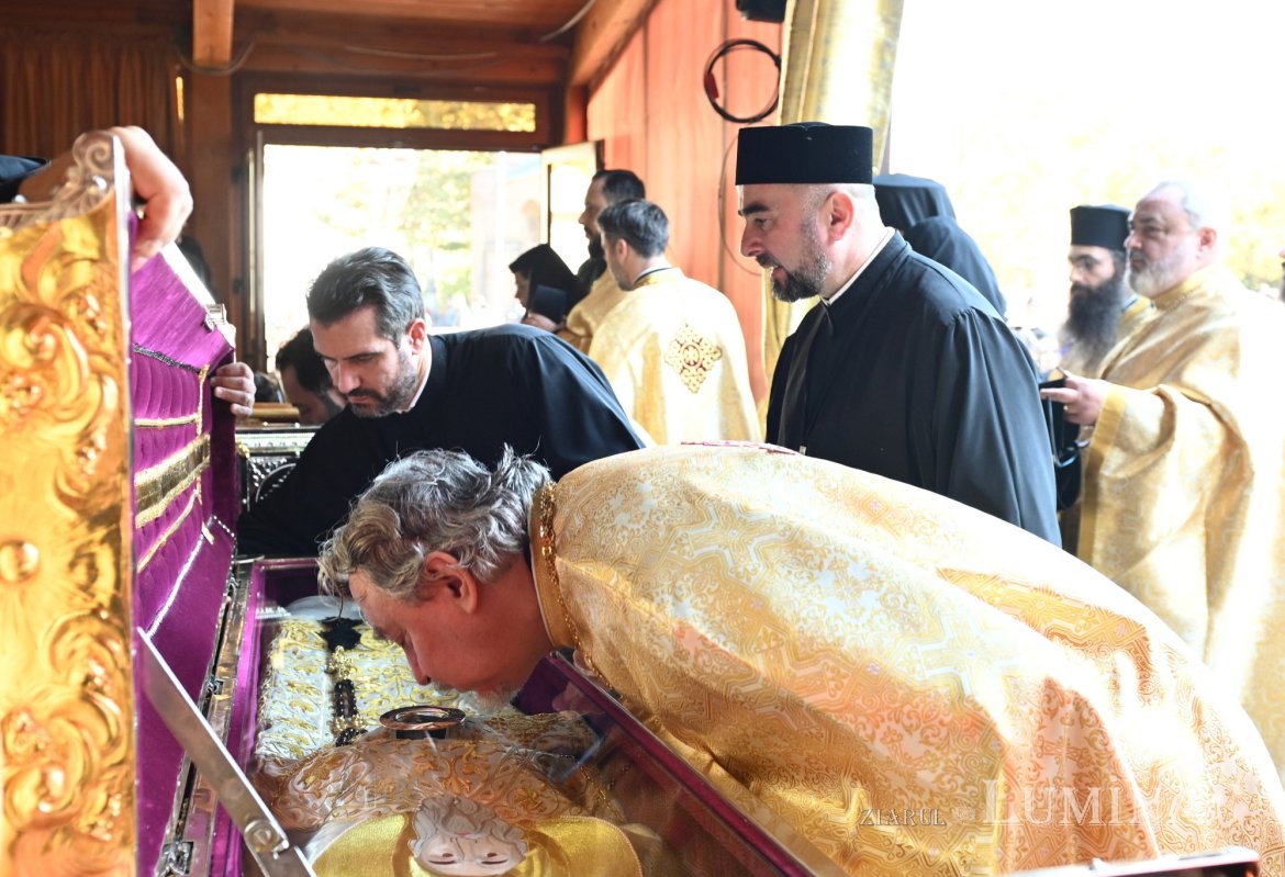 Îmbrățișarea sfinților pe Dealul Patriarhiei 345550