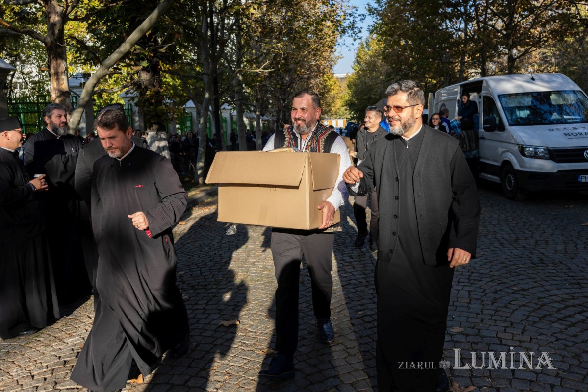Primele pachete cu hrană pentru pelerinii prezenți pe Colina Bucuriei 345567