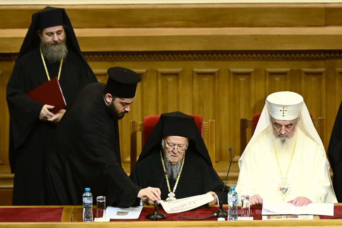 Ședință solemnă a Sfântului Sinod la Palatul Patriarhiei 346231