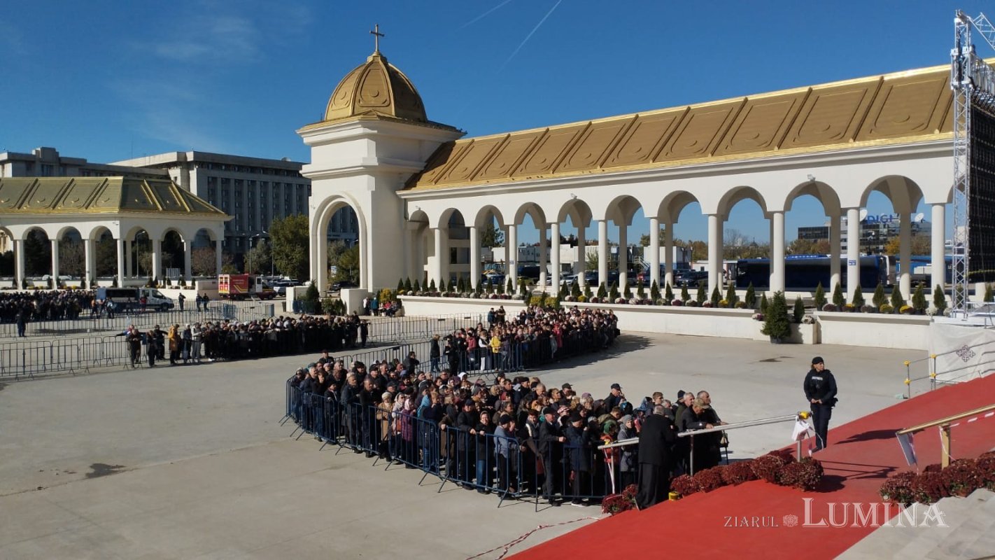 Prelungirea programului de închinare prin Sfântul Altar al Catedralei Naționale 346310