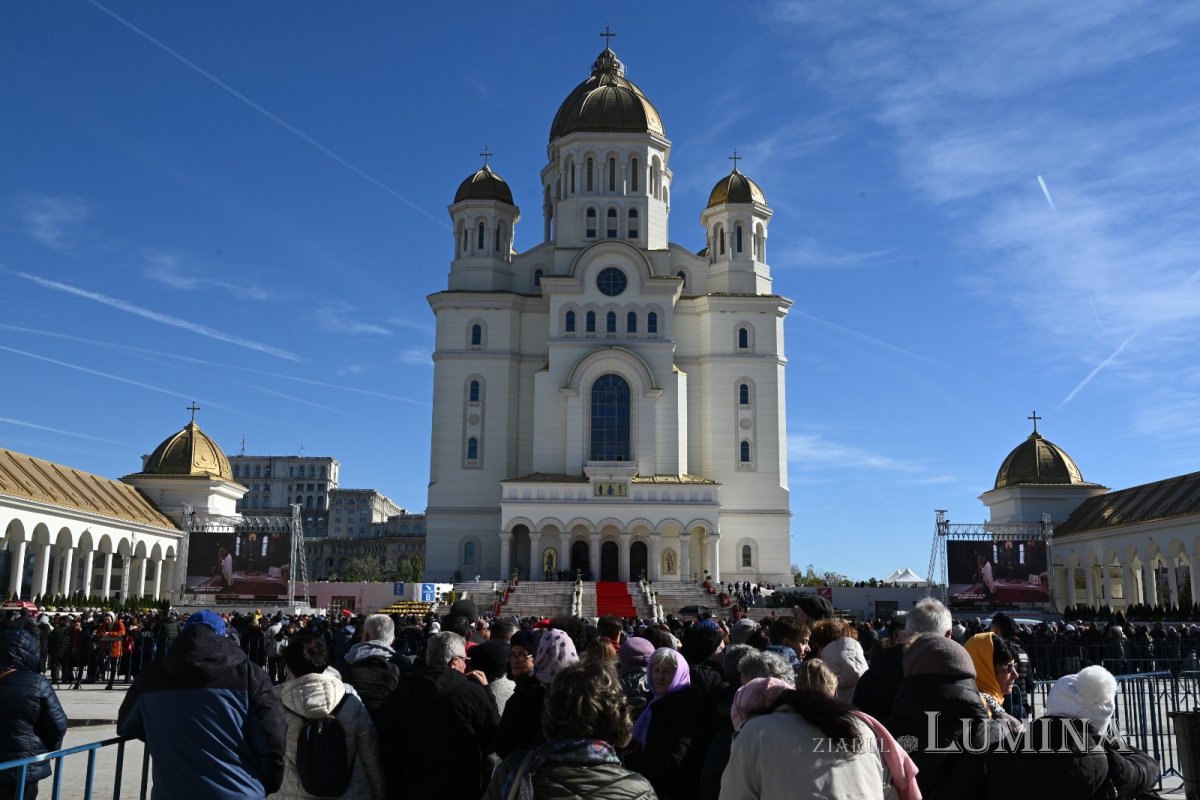 Prelungirea programului de închinare prin Sfântul Altar al Catedralei Naționale 346320
