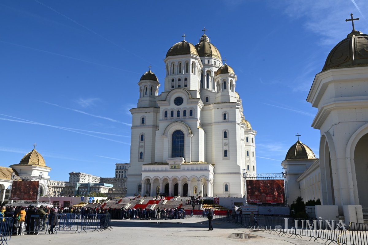 Prelungirea programului de închinare prin Sfântul Altar al Catedralei Naționale 346321