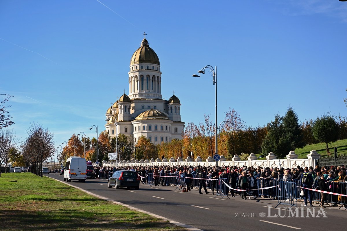 Prelungirea programului de închinare prin Sfântul Altar al Catedralei Naționale 346331