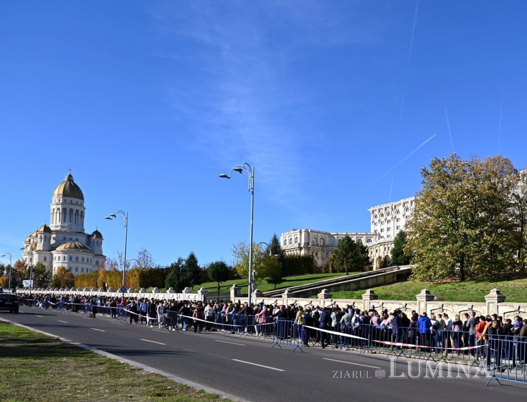 Prelungirea programului de închinare prin Sfântul Altar al Catedralei Naționale 346332