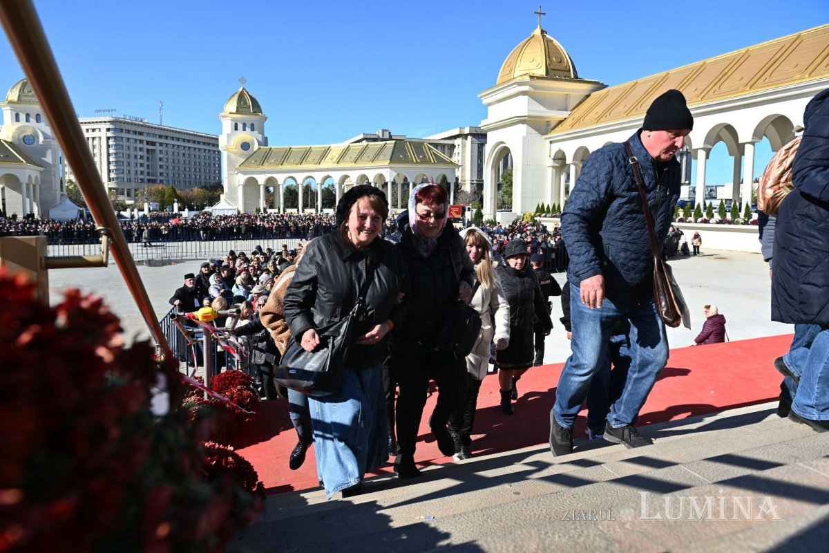 Prelungirea programului de închinare prin Sfântul Altar al Catedralei Naționale 346337