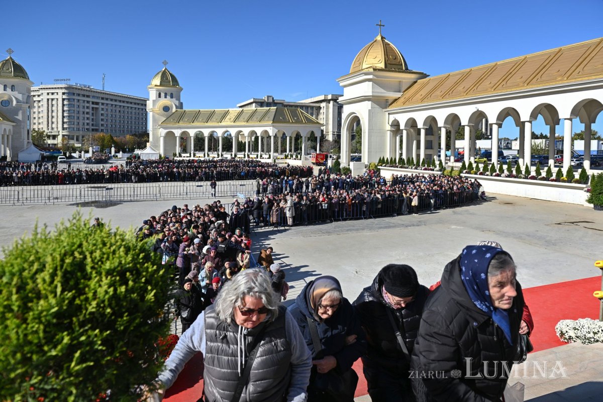 Prelungirea programului de închinare prin Sfântul Altar al Catedralei Naționale 346338