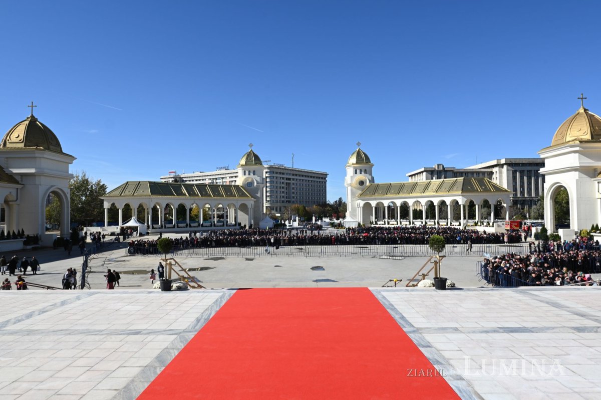Prelungirea programului de închinare prin Sfântul Altar al Catedralei Naționale 346339