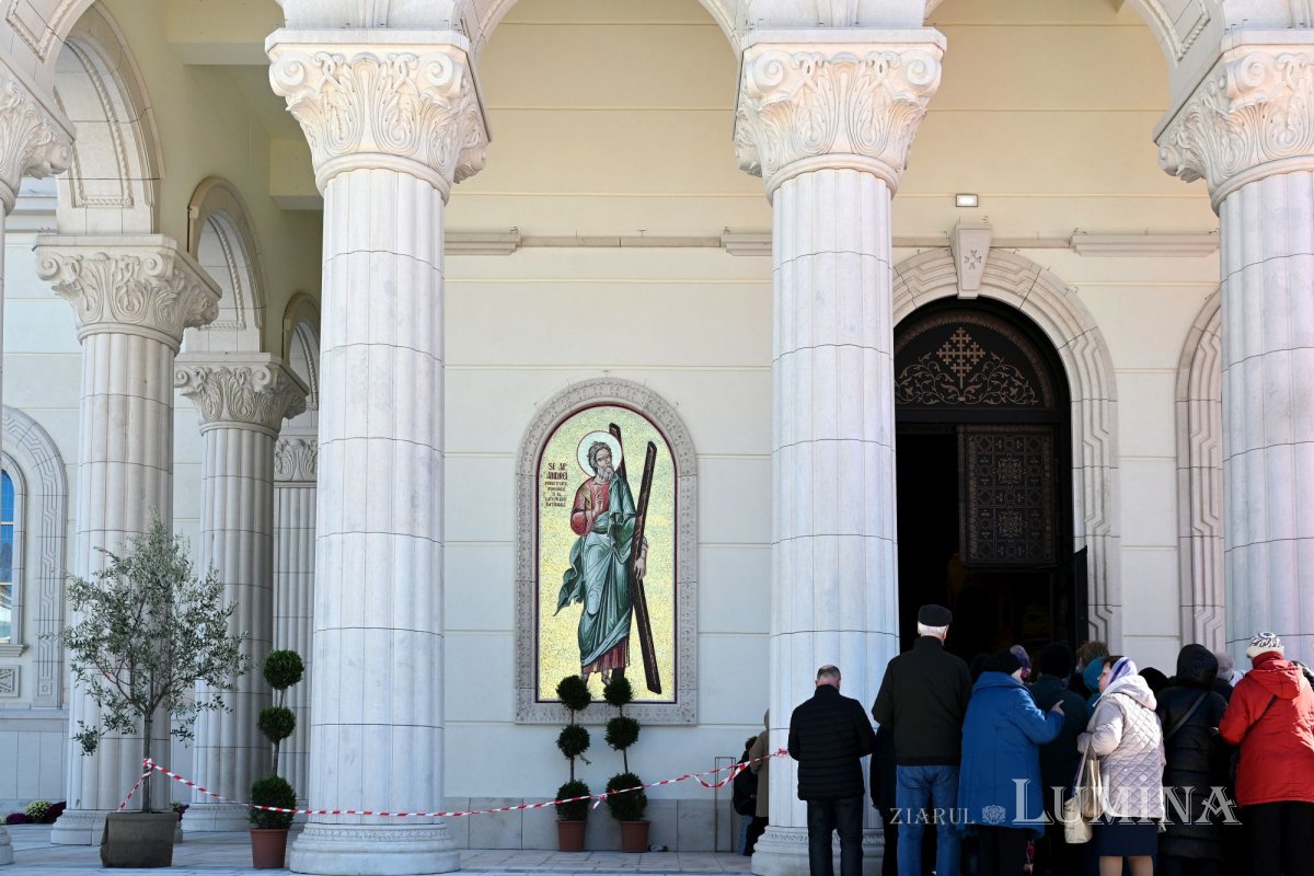 Prelungirea programului de închinare prin Sfântul Altar al Catedralei Naționale 346340