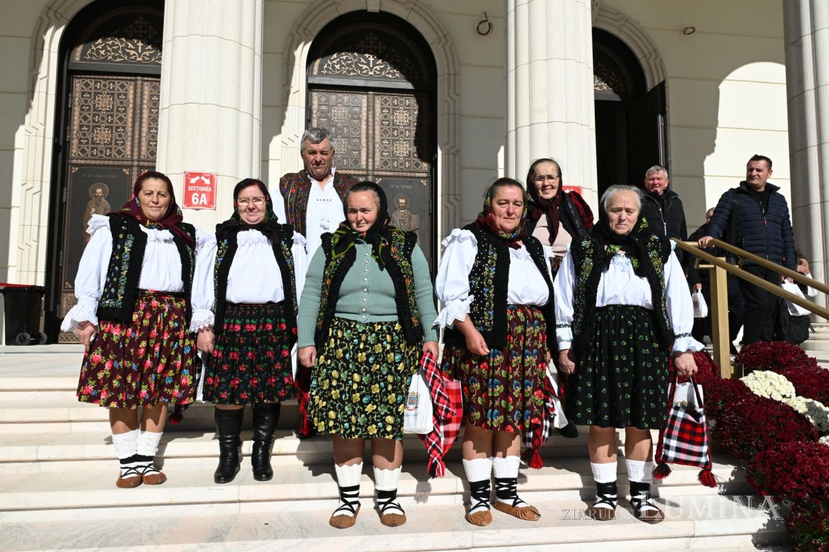 Prelungirea programului de închinare prin Sfântul Altar al Catedralei Naționale 346344