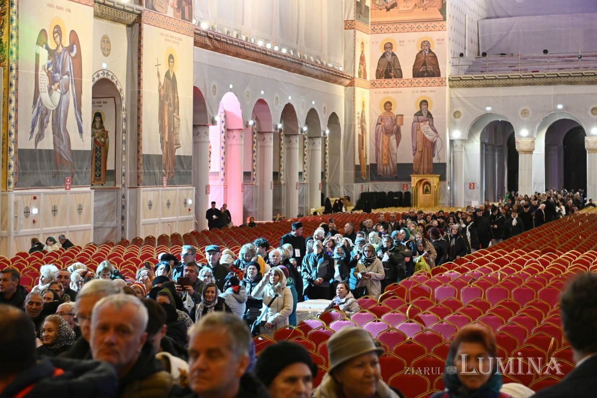 Prelungirea programului de închinare prin Sfântul Altar al Catedralei Naționale 346346