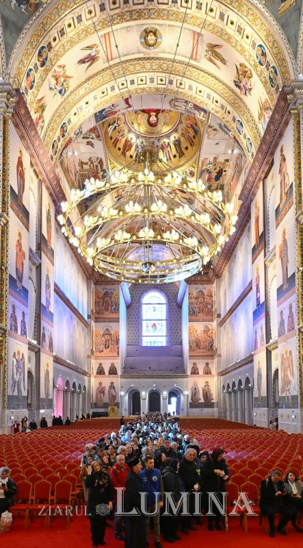 Prelungirea programului de închinare prin Sfântul Altar al Catedralei Naționale 346347