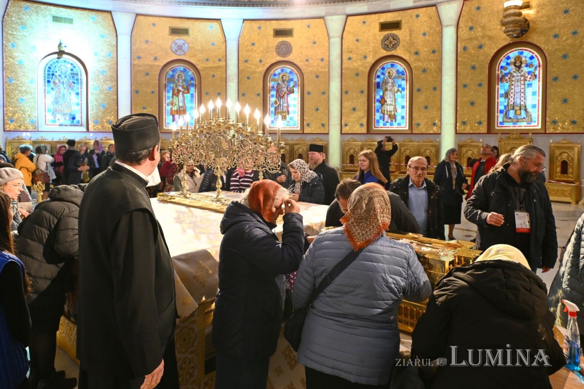 Prelungirea programului de închinare prin Sfântul Altar al Catedralei Naționale 346349