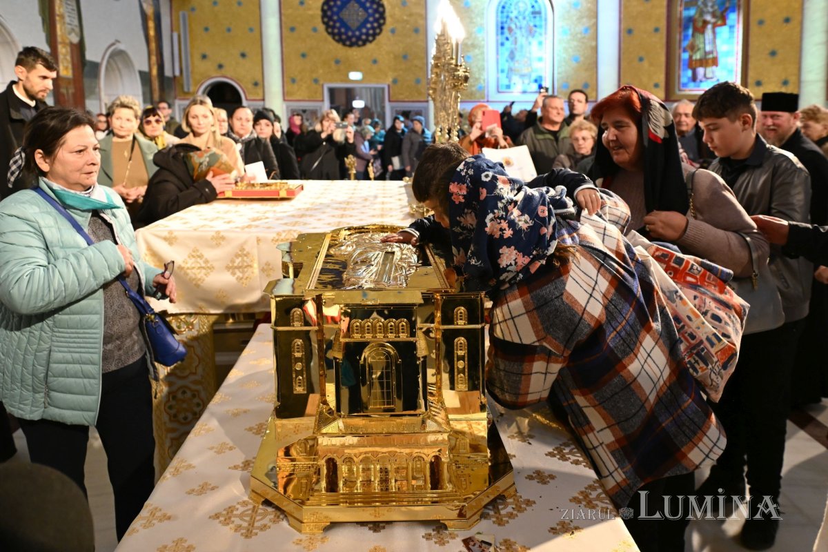 Prelungirea programului de închinare prin Sfântul Altar al Catedralei Naționale 346350