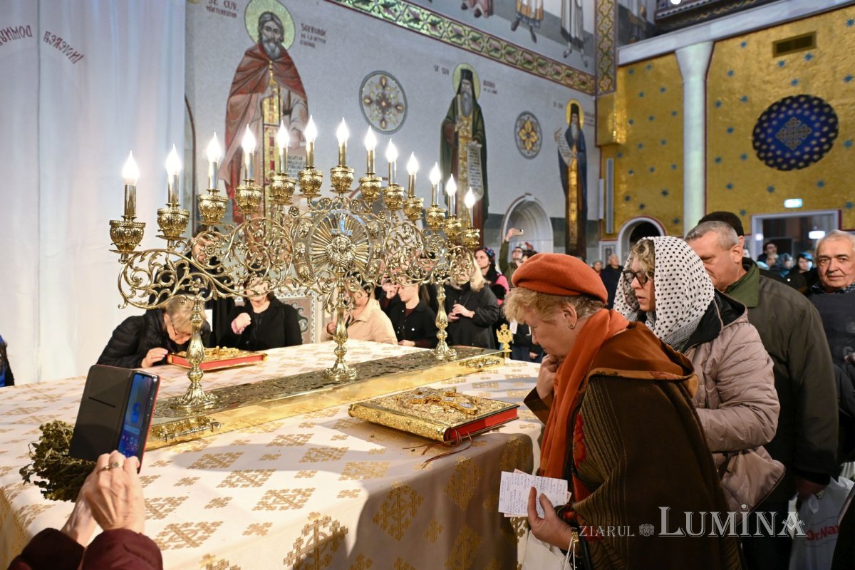 Prelungirea programului de închinare prin Sfântul Altar al Catedralei Naționale 346351