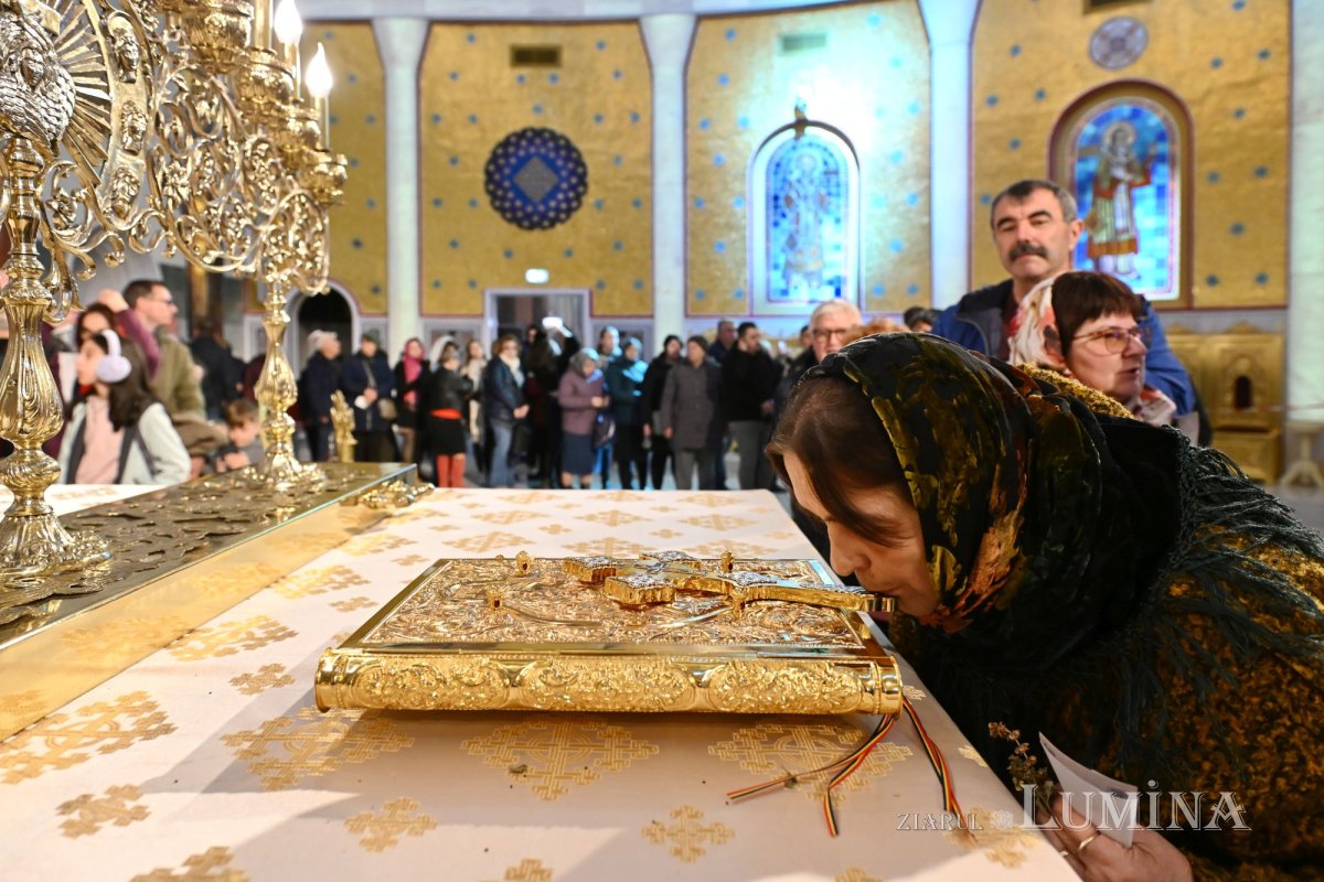 Prelungirea programului de închinare prin Sfântul Altar al Catedralei Naționale 346352