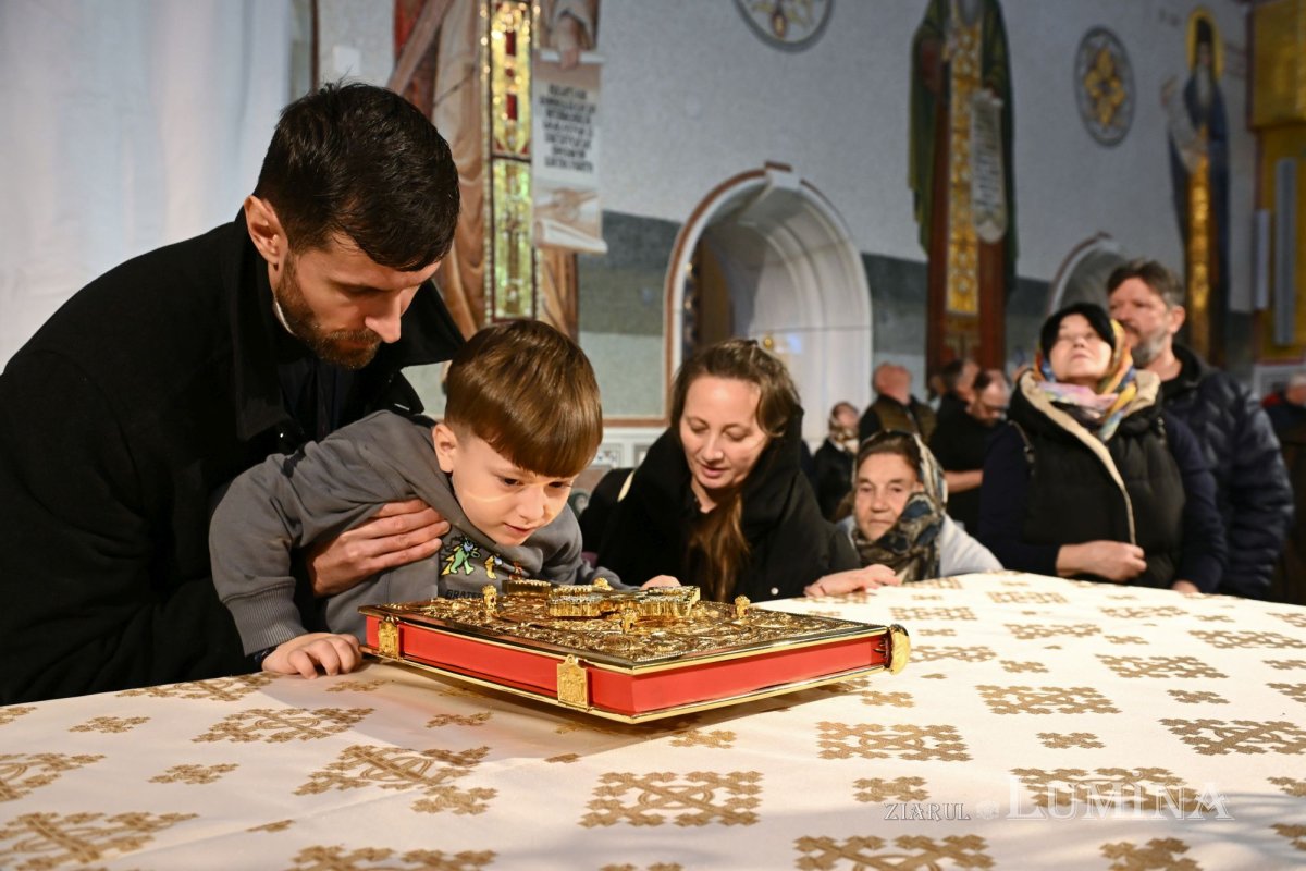 Prelungirea programului de închinare prin Sfântul Altar al Catedralei Naționale 346354