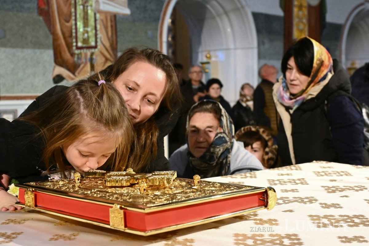 Prelungirea programului de închinare prin Sfântul Altar al Catedralei Naționale 346355