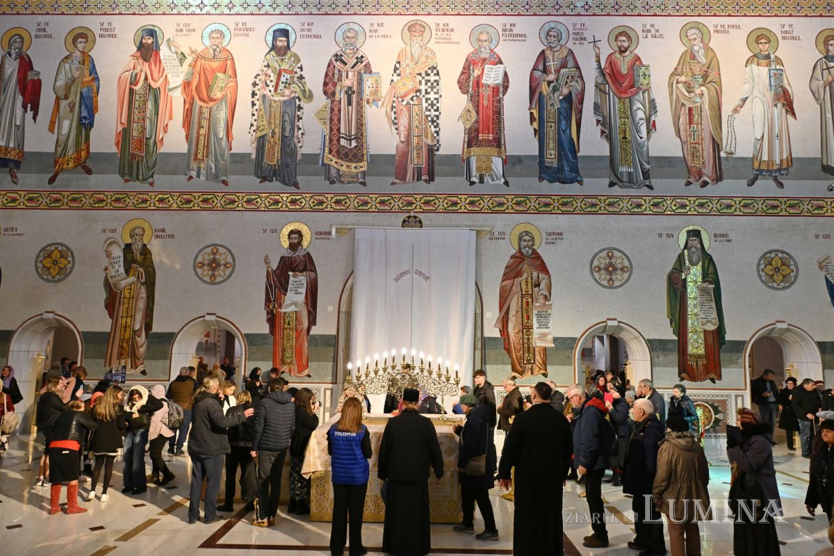 Prelungirea programului de închinare prin Sfântul Altar al Catedralei Naționale 346356