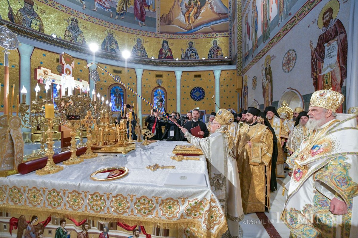 Sclipirile Luminii: Sfinţirea picturii Catedralei Naţionale din Bucureşti 346629