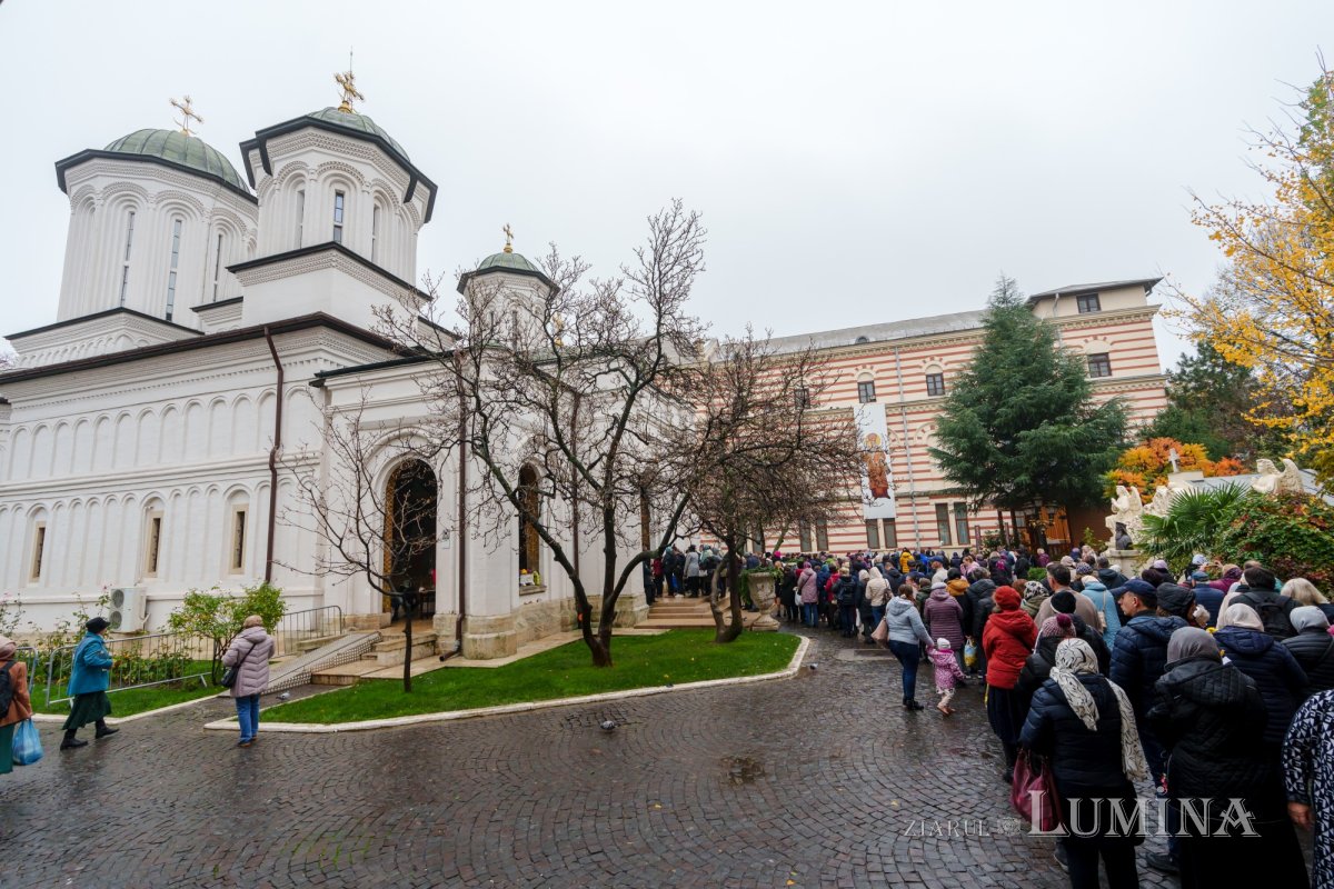 Râuri de evlavie către ierarhul tămăduitor de la Eghina 347484