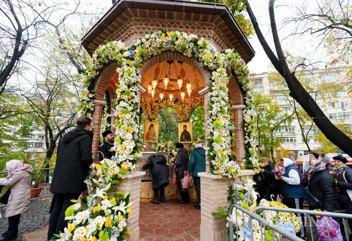 Râuri de evlavie către ierarhul tămăduitor de la Eghina 347485