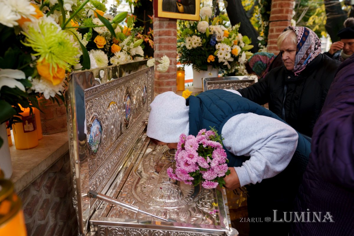 Râuri de evlavie către ierarhul tămăduitor de la Eghina 347486