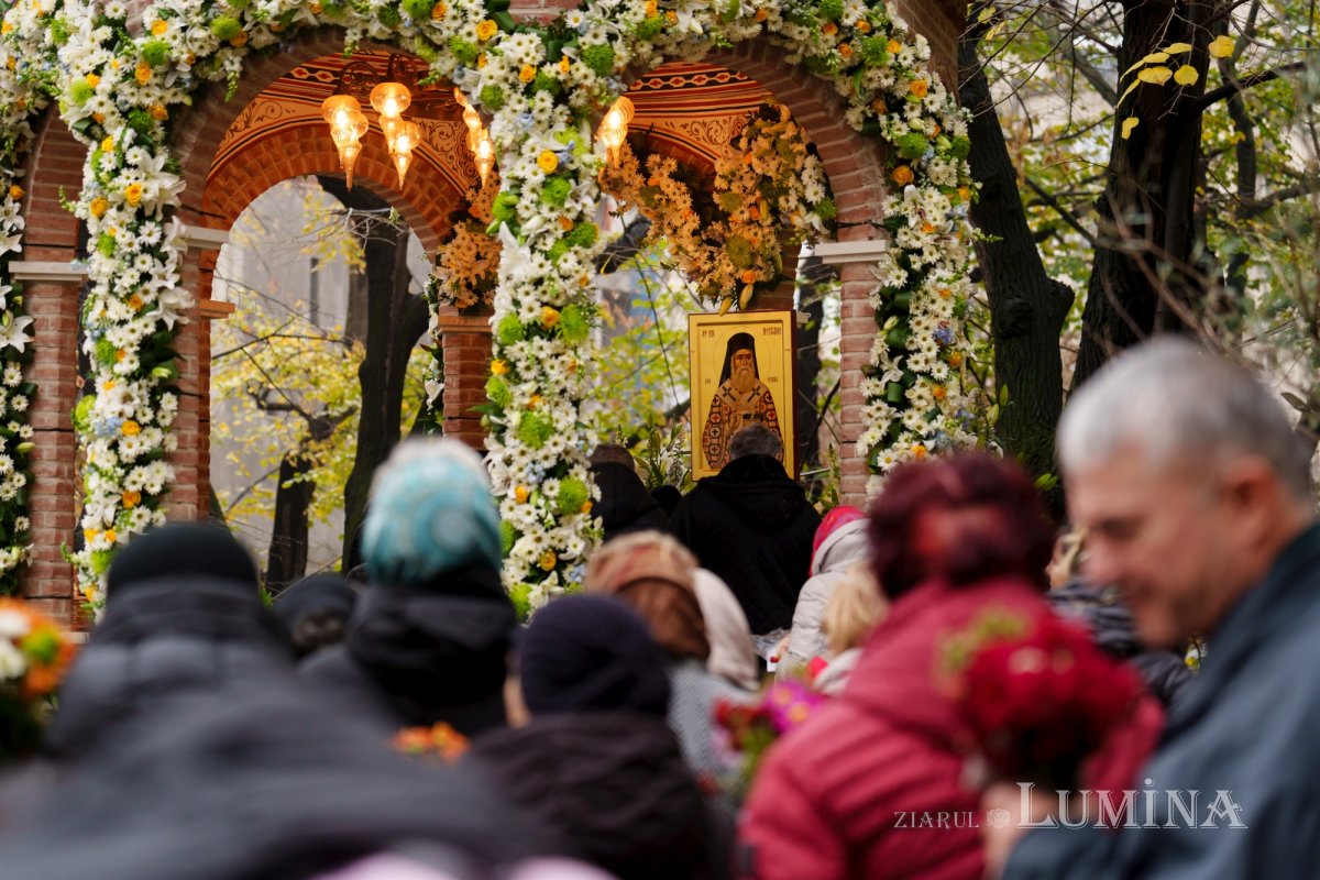 Râuri de evlavie către ierarhul tămăduitor de la Eghina 347488