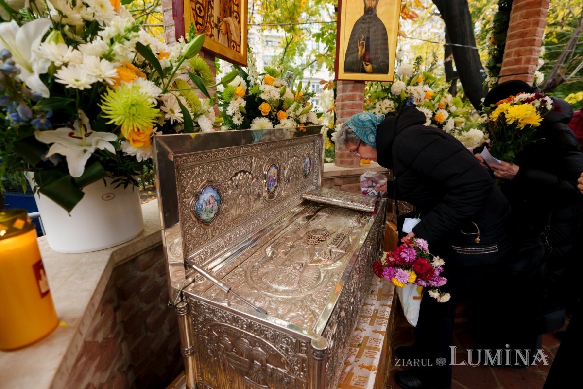 Râuri de evlavie către ierarhul tămăduitor de la Eghina 347489