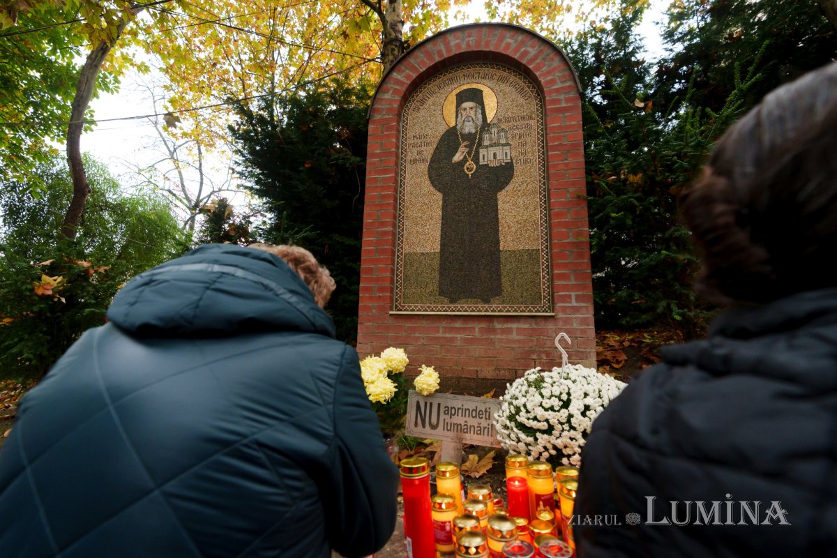 Râuri de evlavie către ierarhul tămăduitor de la Eghina 347490