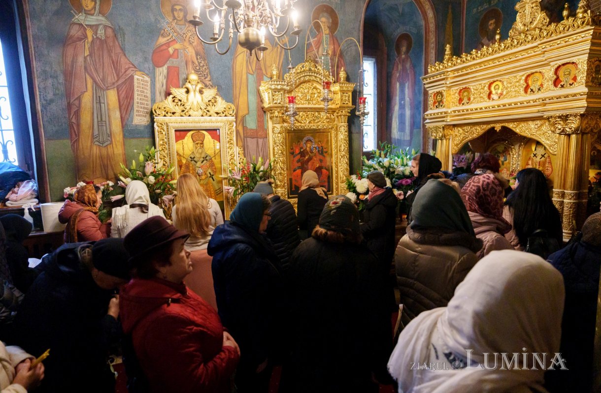 Râuri de evlavie către ierarhul tămăduitor de la Eghina 347491