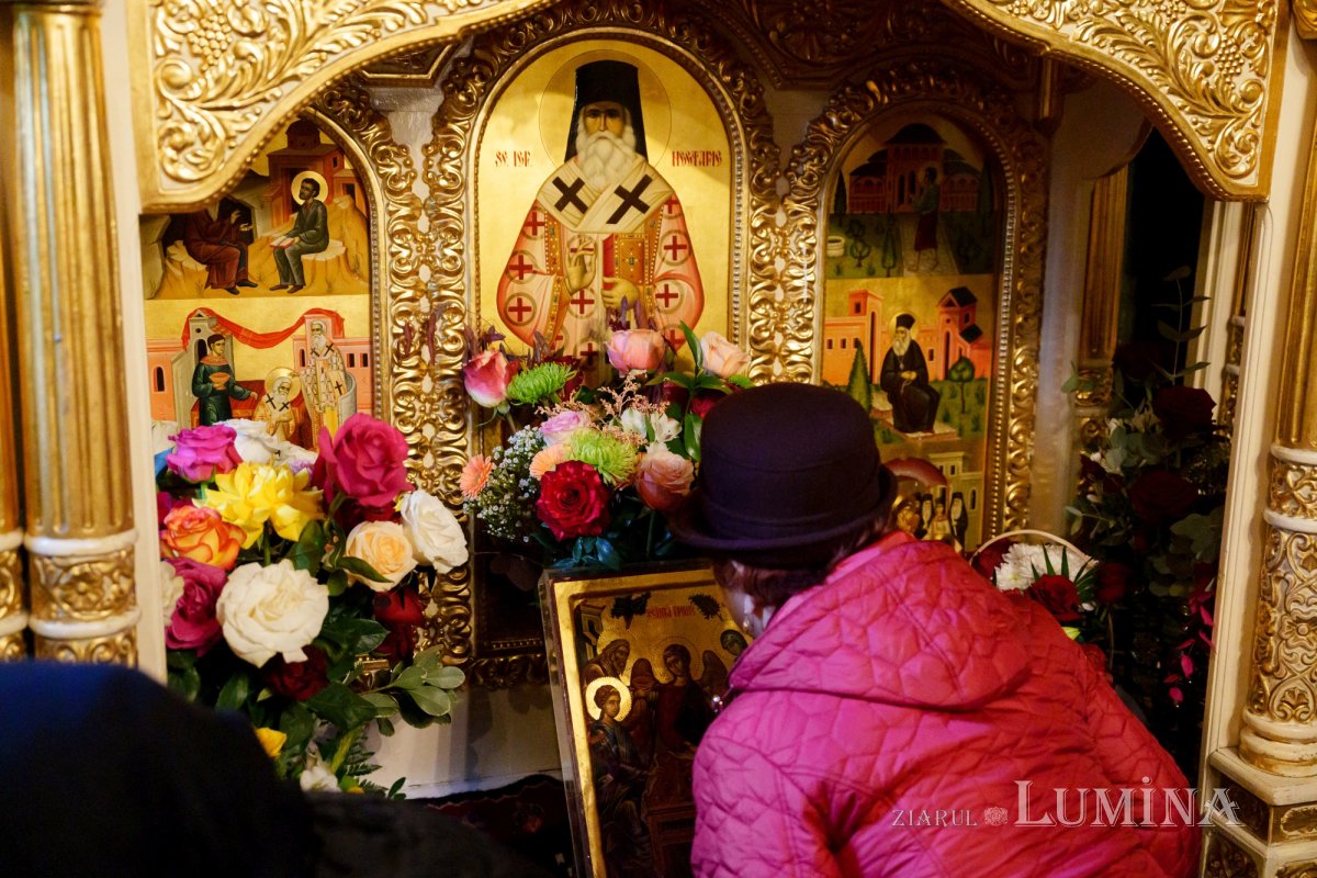 Râuri de evlavie către ierarhul tămăduitor de la Eghina 347492