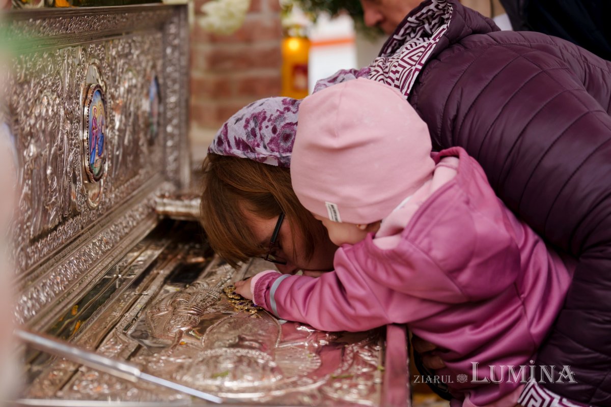 Râuri de evlavie către ierarhul tămăduitor de la Eghina 347493