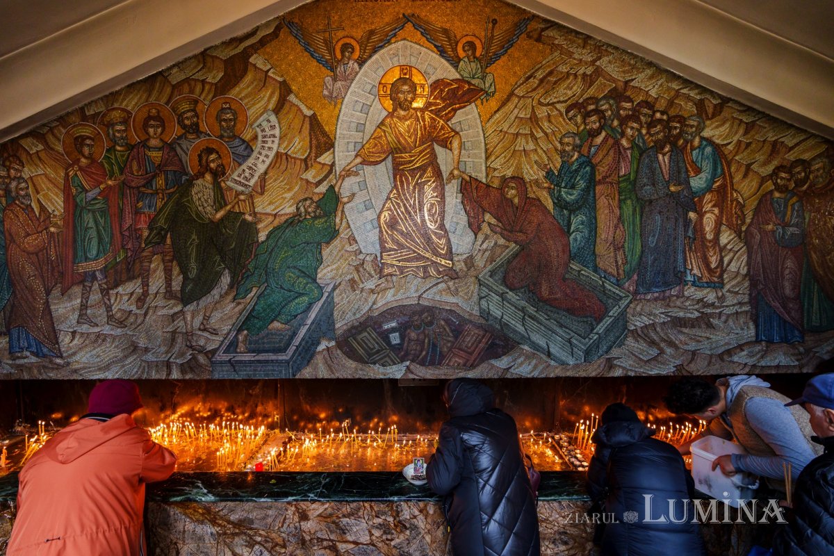 Râuri de evlavie către ierarhul tămăduitor de la Eghina 347494