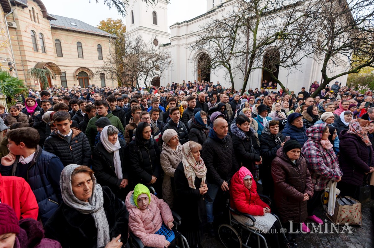 Râuri de evlavie către ierarhul tămăduitor de la Eghina 347496