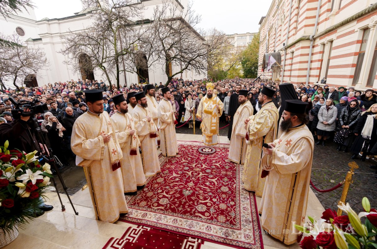 Râuri de evlavie către ierarhul tămăduitor de la Eghina 347498