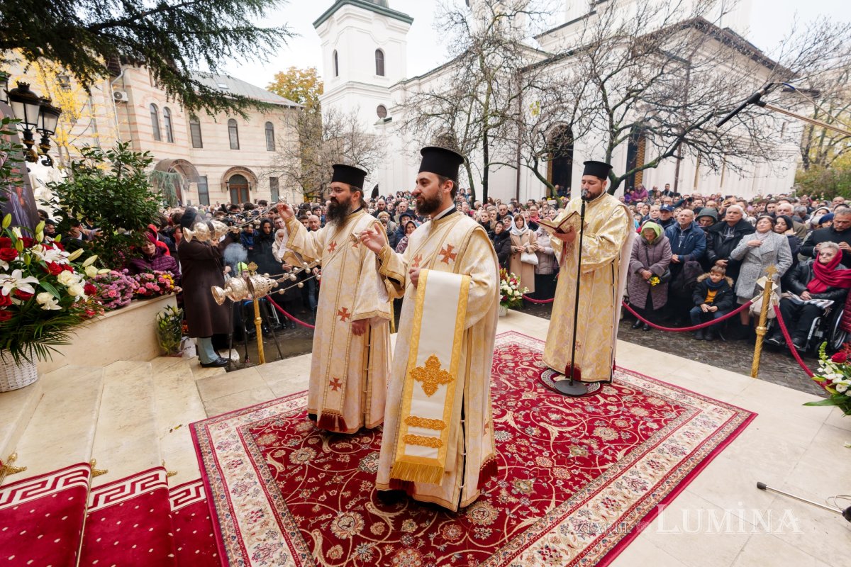Râuri de evlavie către ierarhul tămăduitor de la Eghina 347501