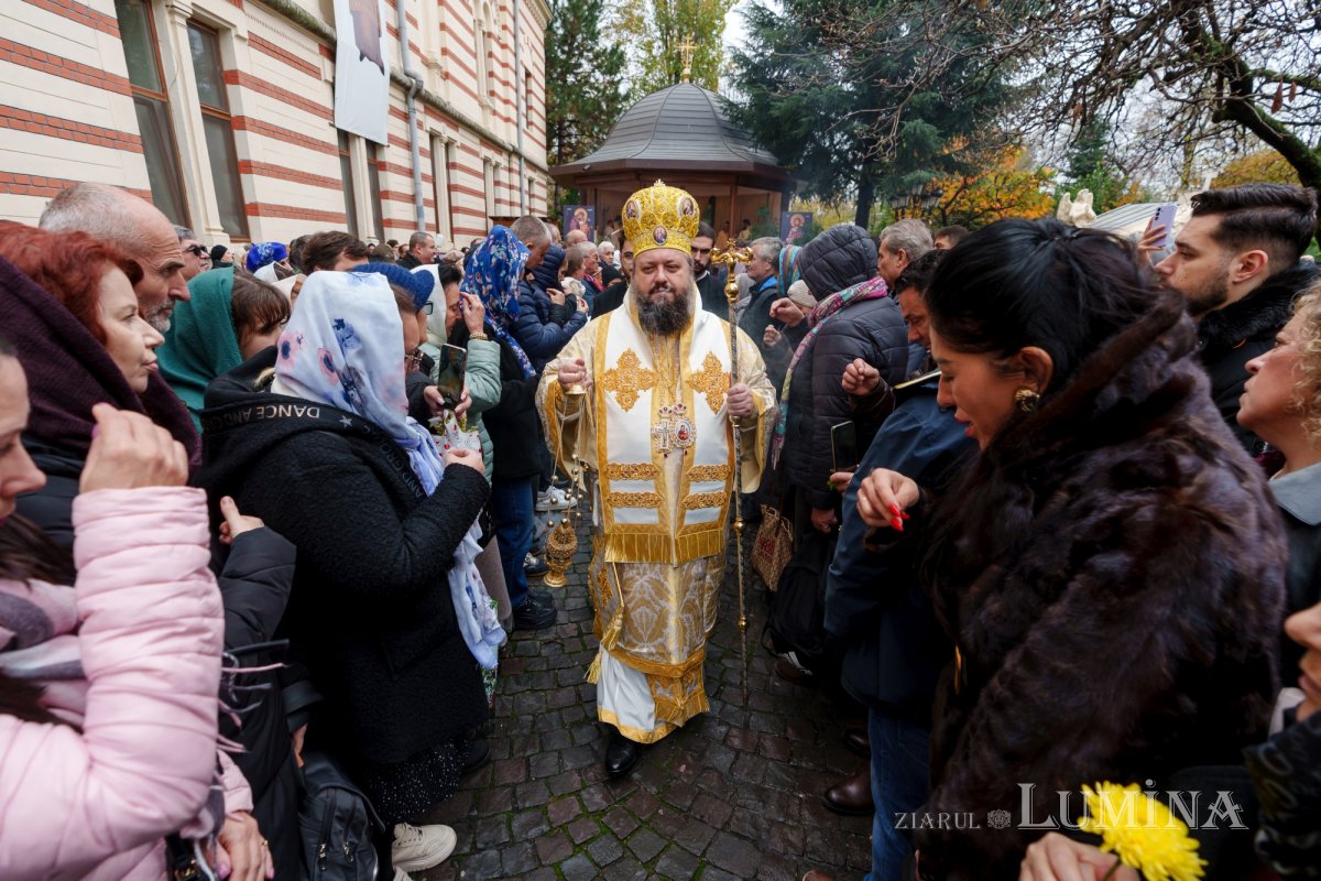 Râuri de evlavie către ierarhul tămăduitor de la Eghina 347506