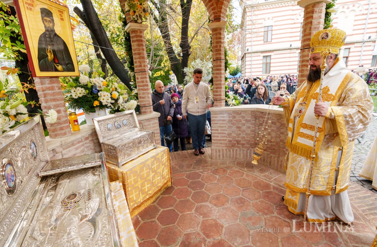 Râuri de evlavie către ierarhul tămăduitor de la Eghina 347507