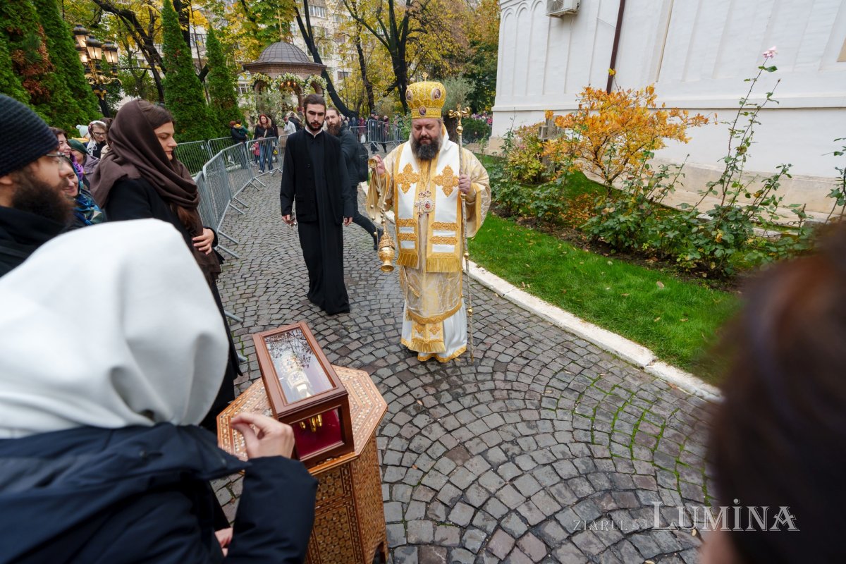 Râuri de evlavie către ierarhul tămăduitor de la Eghina 347509